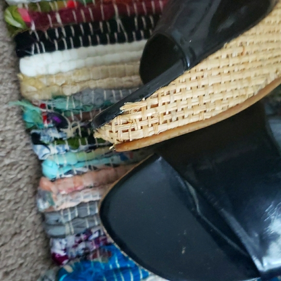 STUART WEITZMAN PATENT LEATHER WEDGE Straw SANDALS SZ 8.5M - Picture 4 of 7